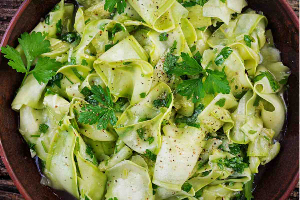 Insalata di zucchine crude condite con erbe aromatiche