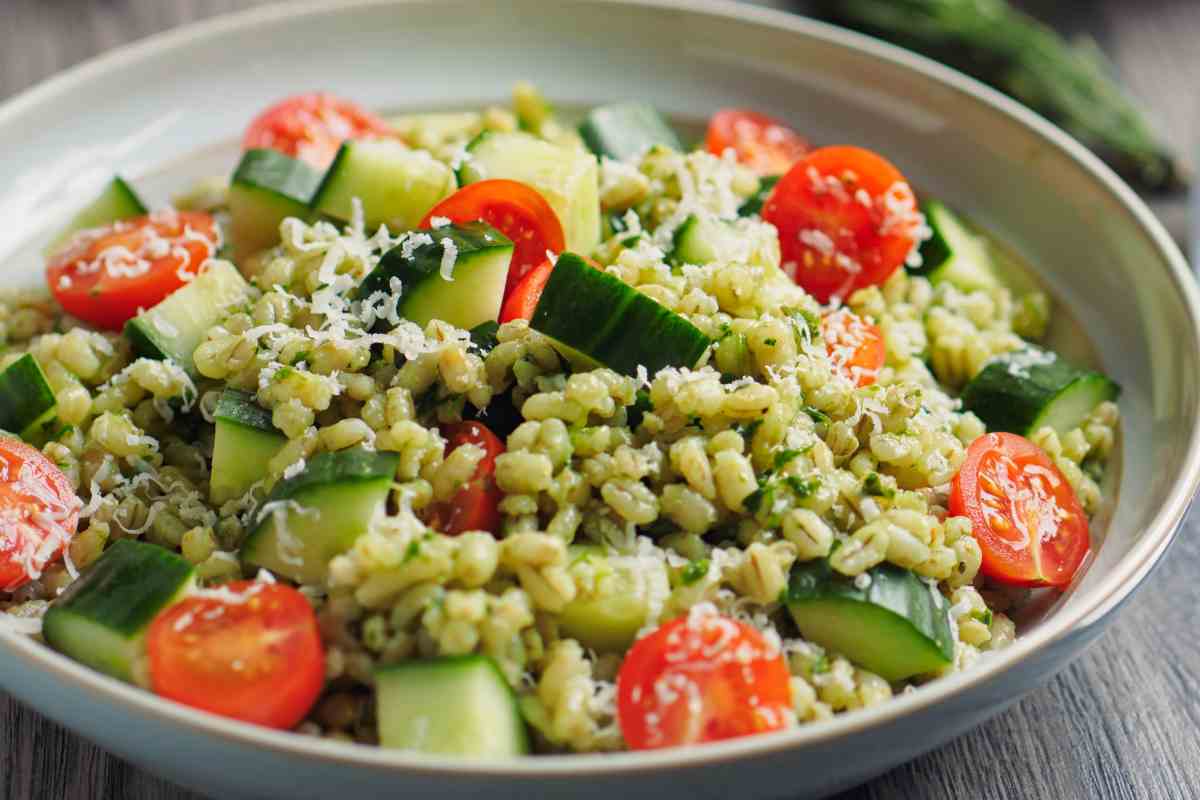 Insalata fredda di orzo in un piatto