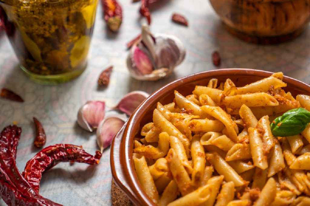 scodella con pasta condita con il pesto alla trapanese