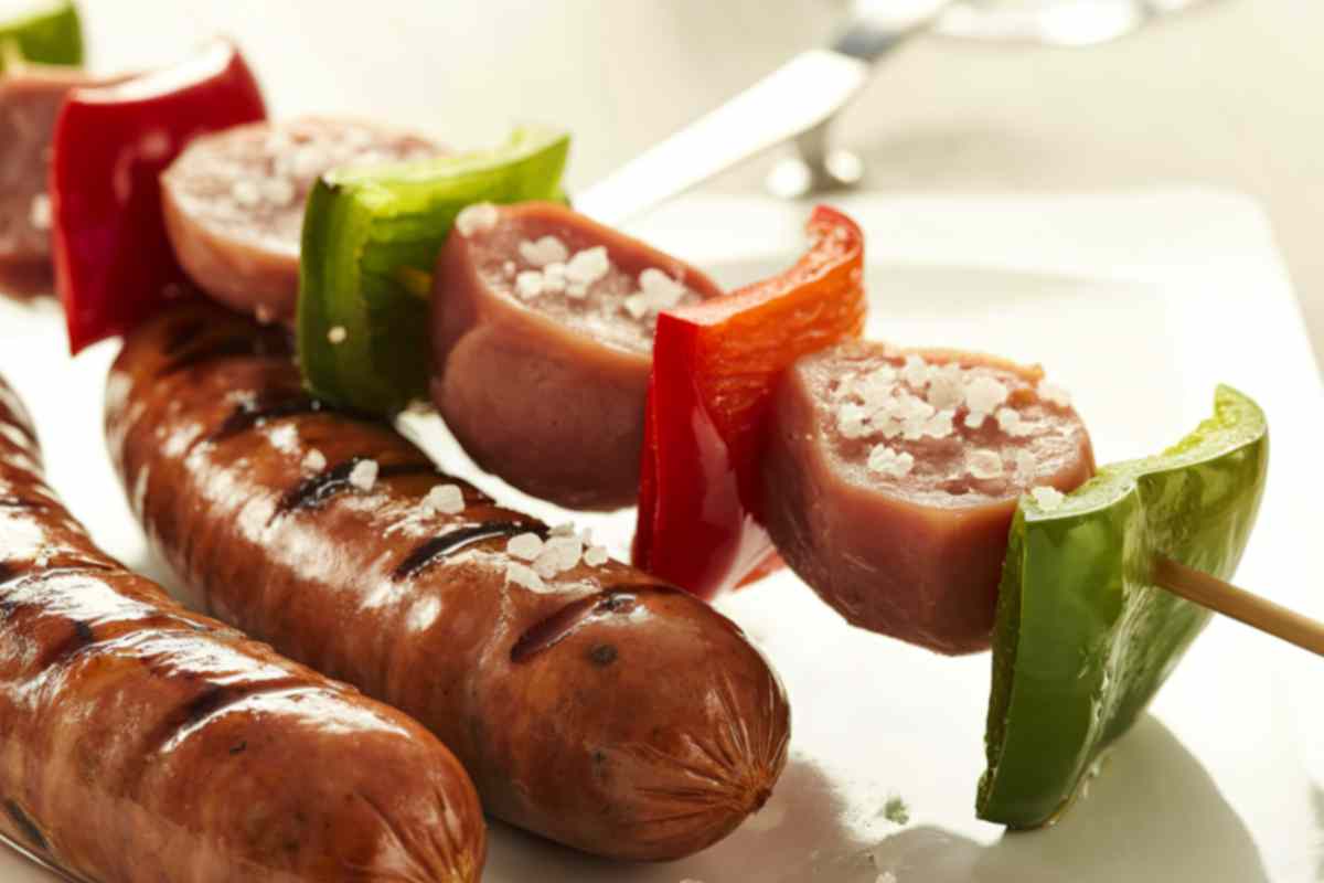 piatto con spiedini di salsiccia e peperoni