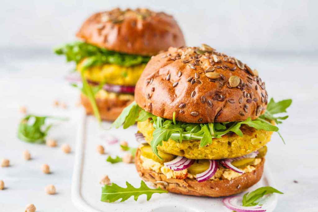 burger di ceci in un panino farcito