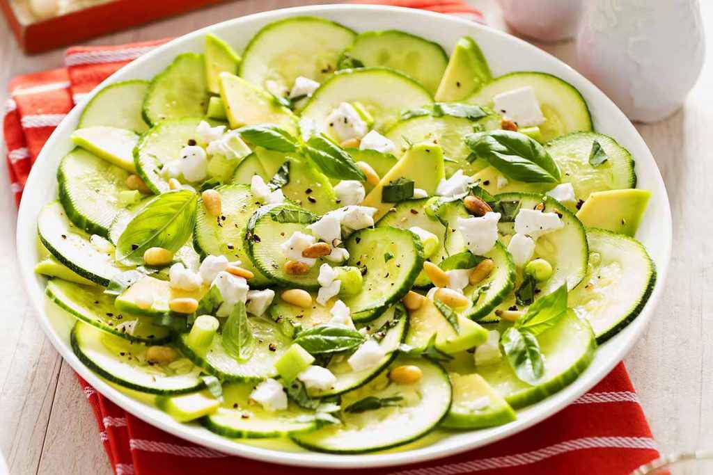 antipasti di capodanno Carpaccio di zucchine con feta e pinoli