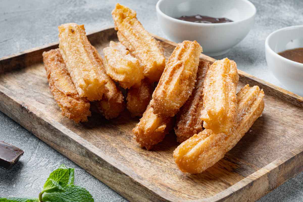 tagliere con churros ricoperi di zucchero