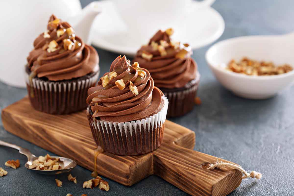 Cupcake al cioccolato con granella di nocciole