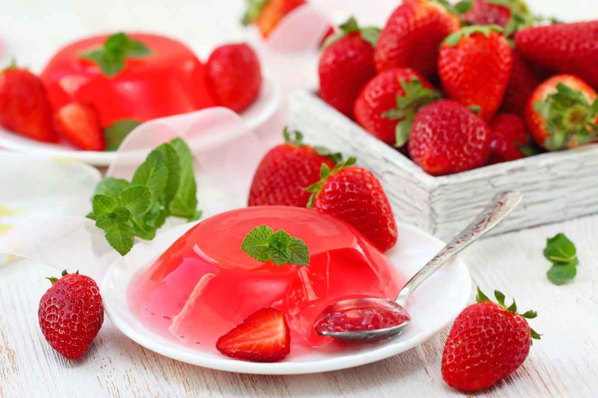 gelatina di frutta alla fragola