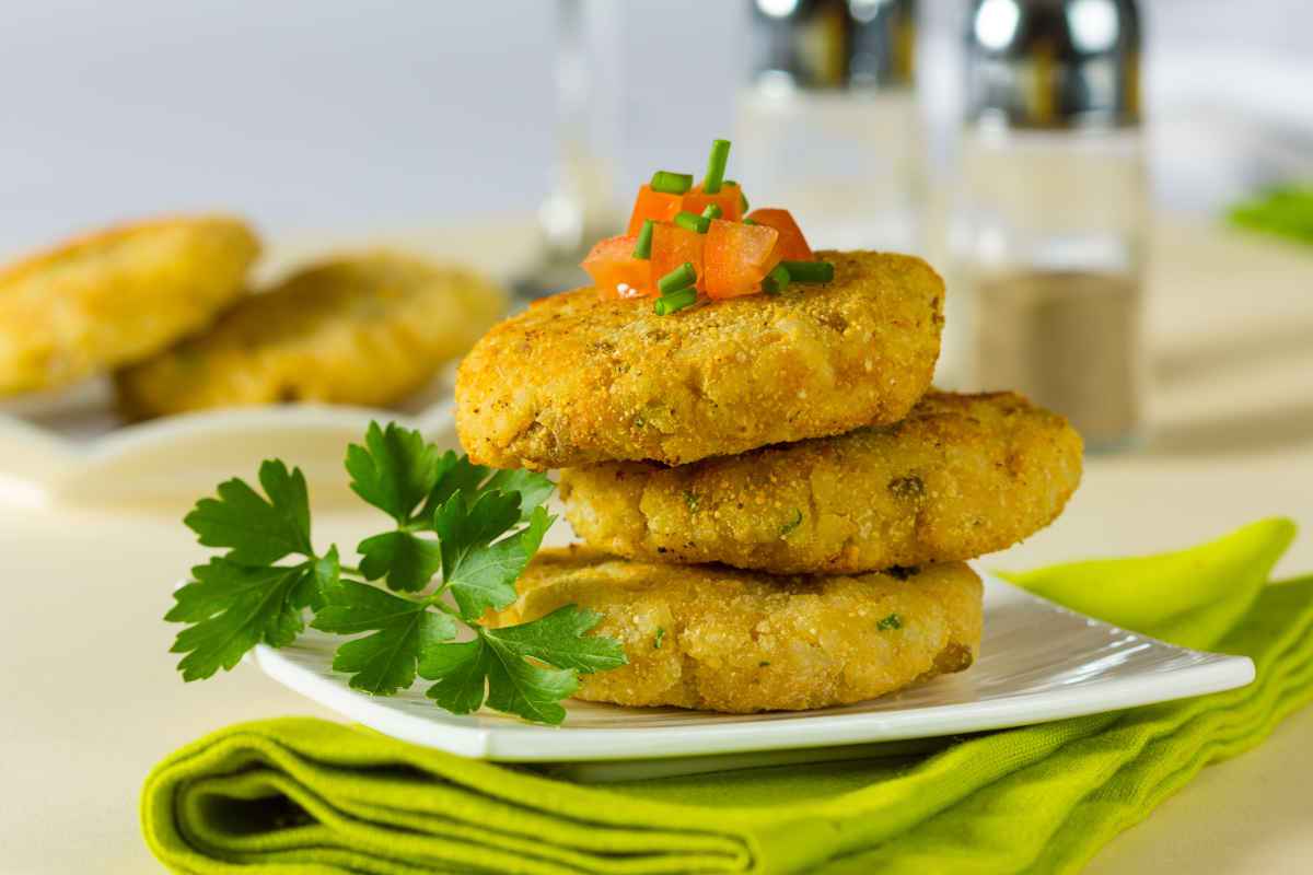 piatto con burger di ceci e verdure