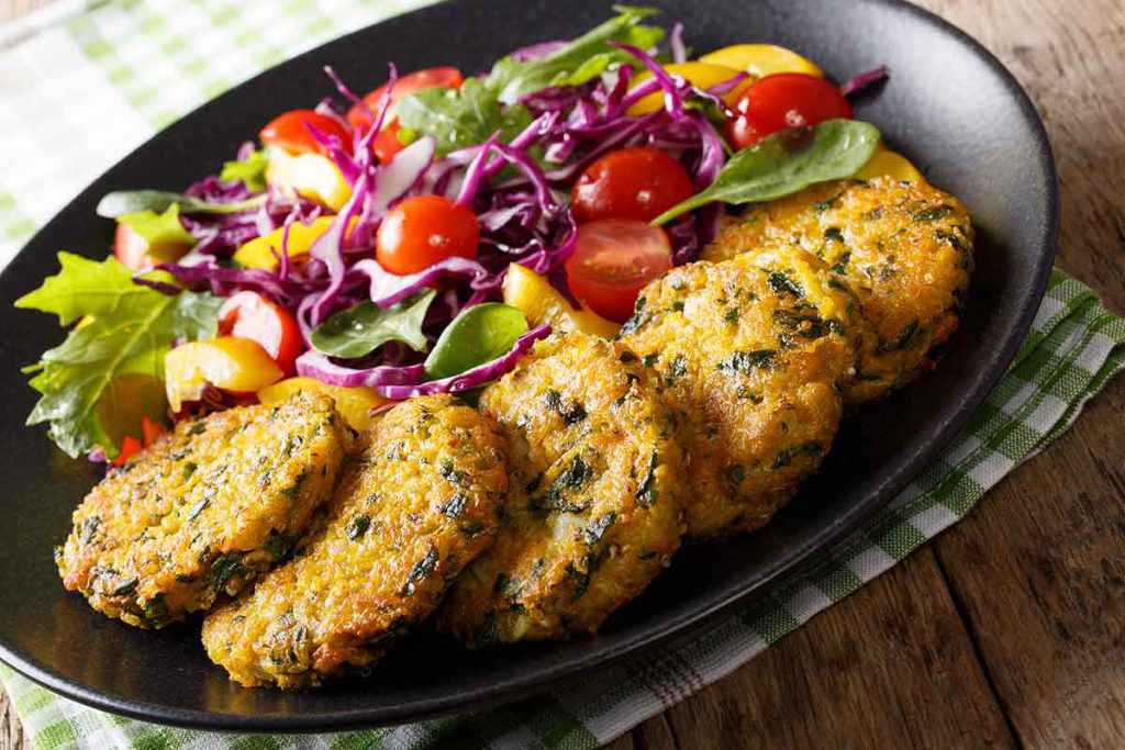 Hamburger di quinoa con contorno di verdure