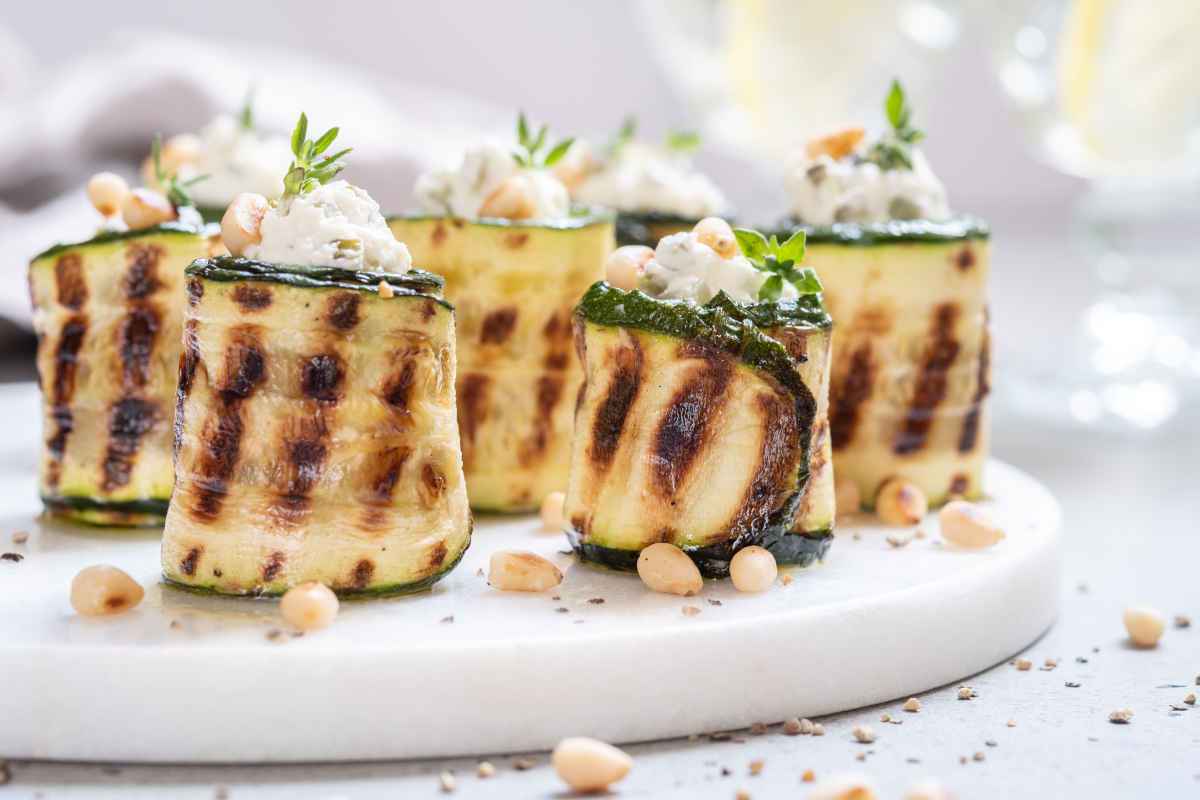 Involtini freddi di zucchine per antipasti estivi sfiziosi Buttalapasta