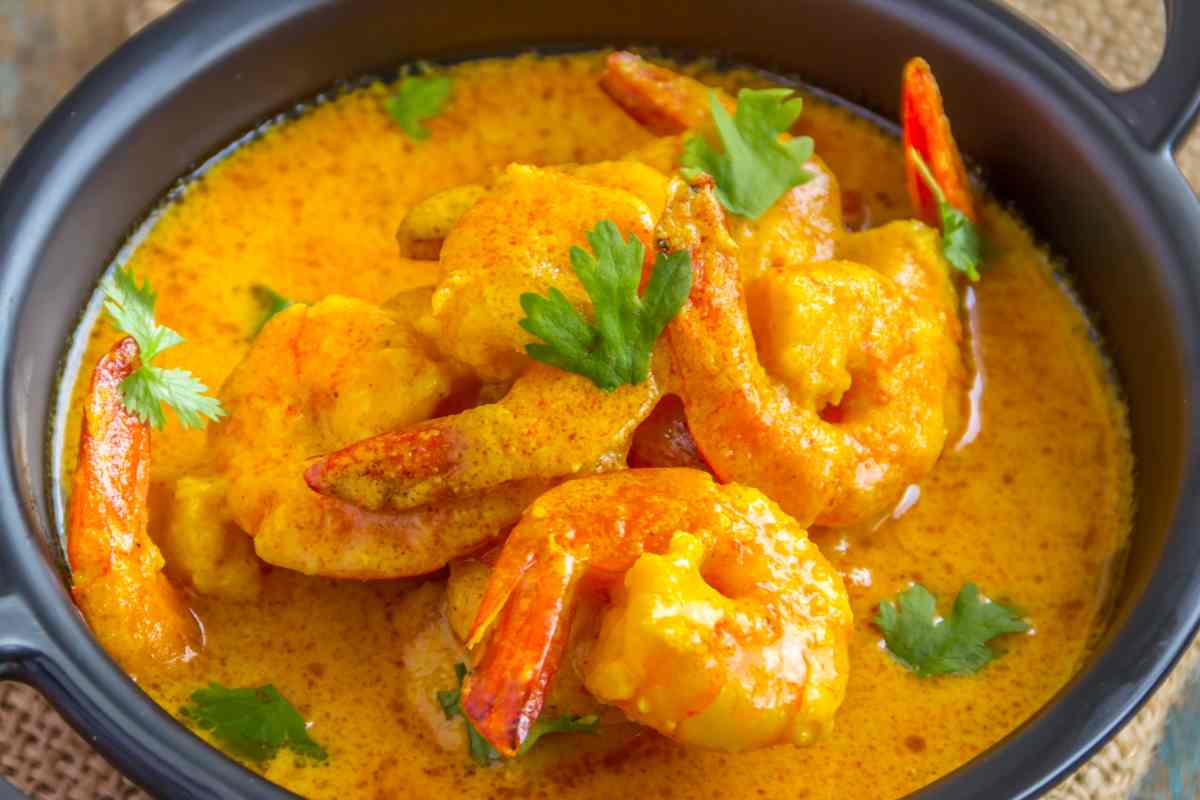 Gamberi al curry in un tegame