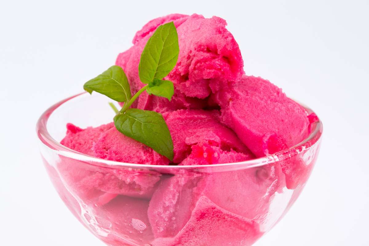 Sorbetto alla fragola in una coppa di vetro