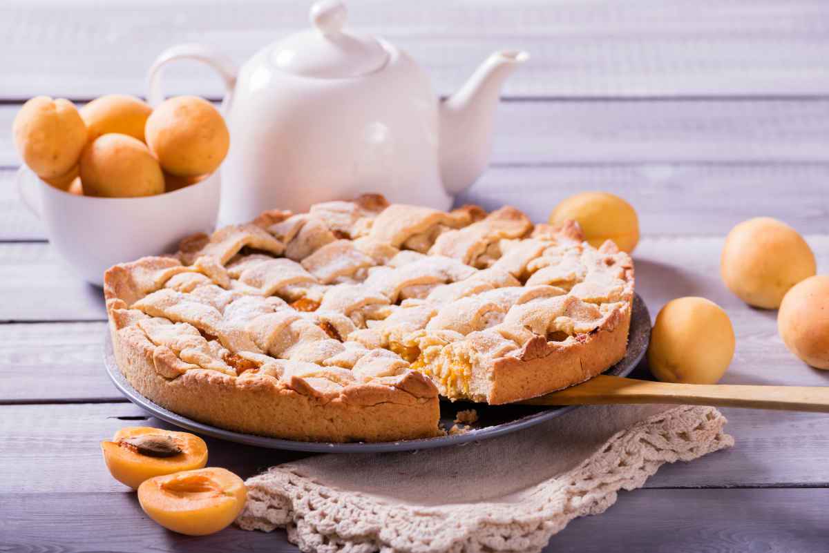 vassoio con crostata di frutta con pesche e albicocche