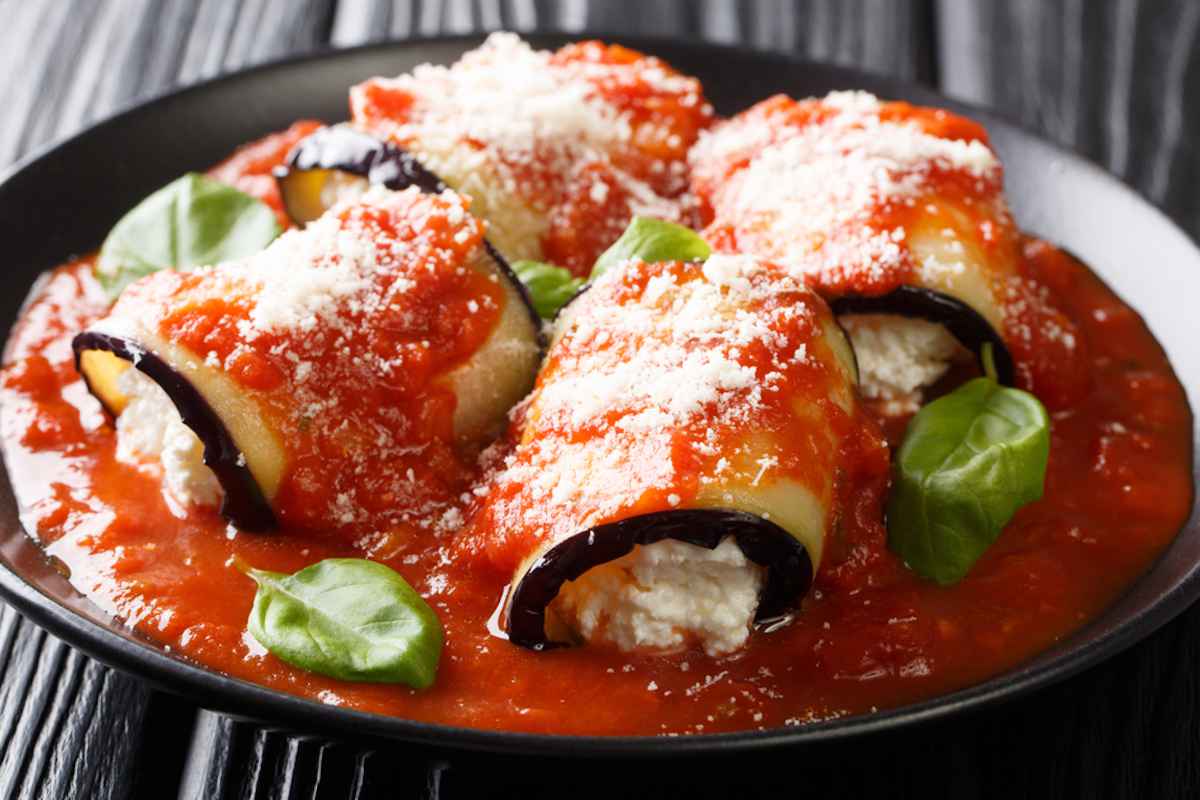 Involtini di melanzane con ricotta e pomodoro