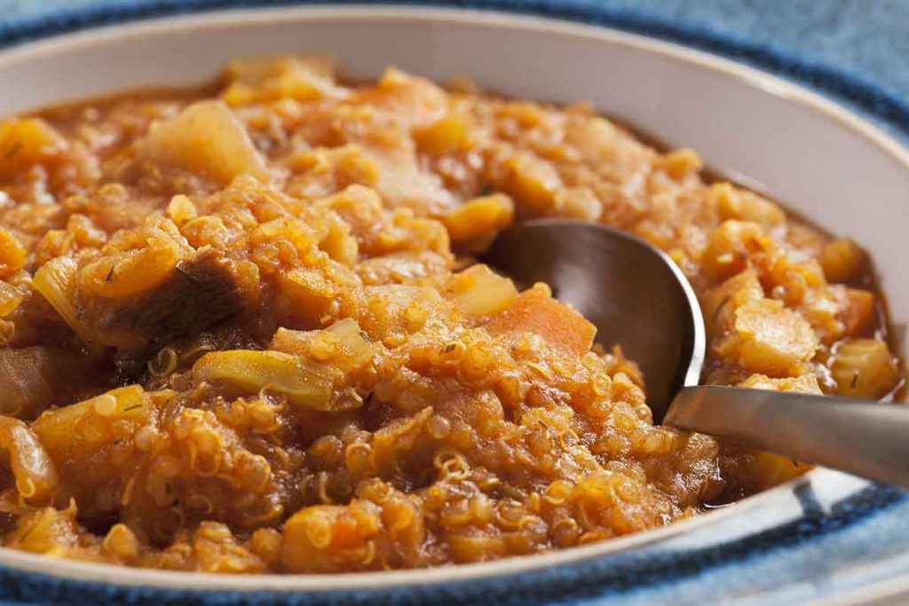 Piatto di minestra con verdure, ragù di verdure