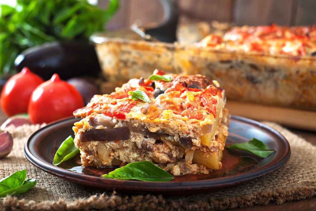 piatto con porzione di moussaka di melanzane