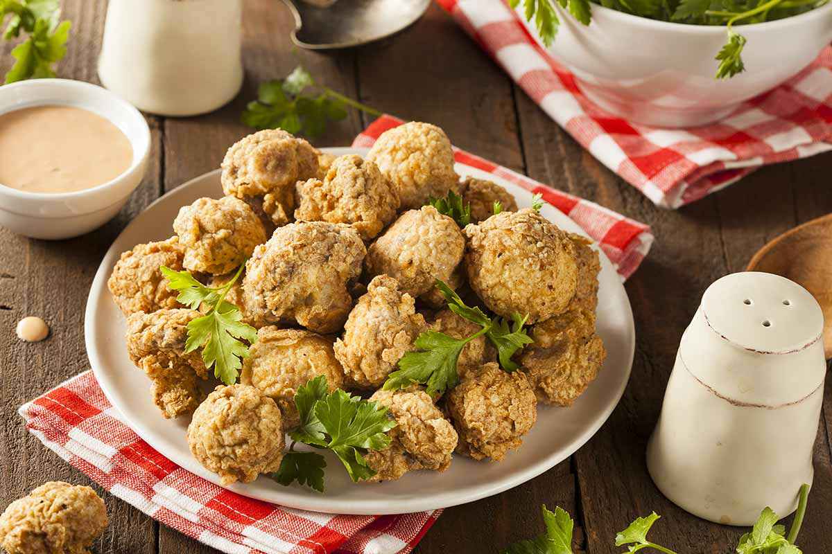 Piatto di polpette di funghi fritte su tavola imbandita