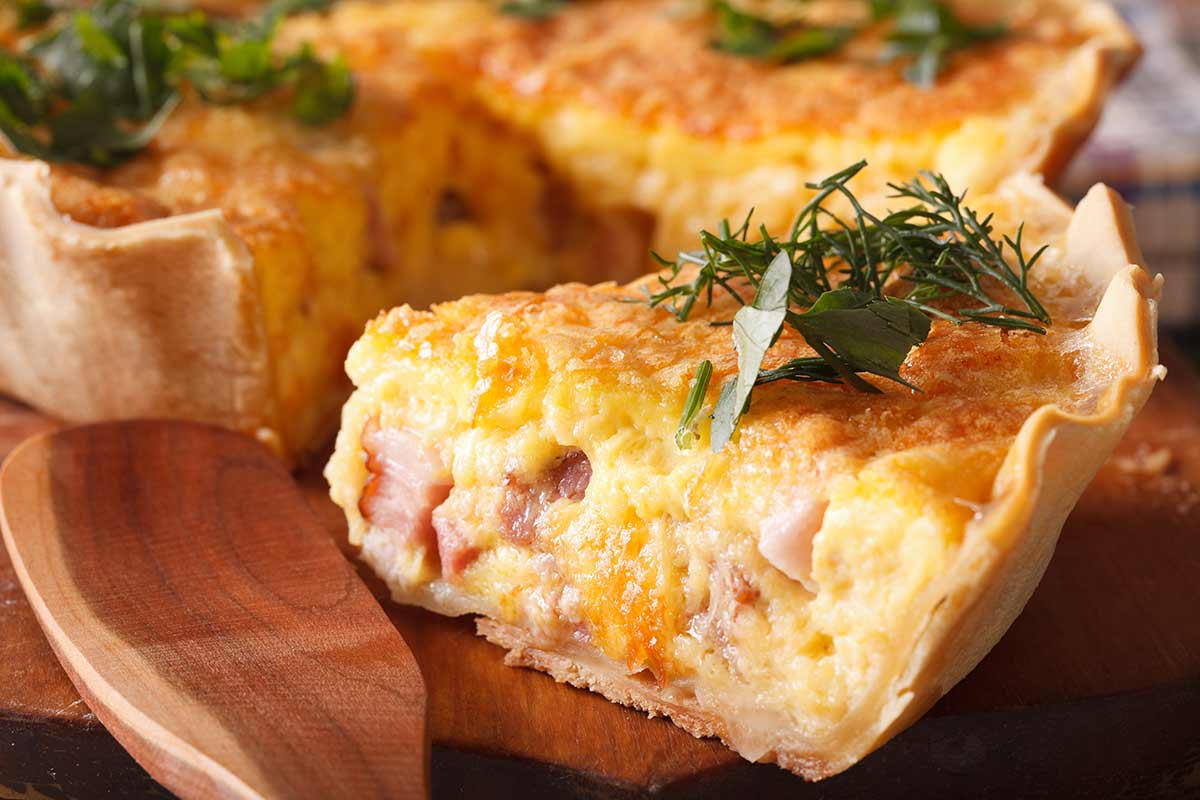 Quiche Lorraine: torta salata francese con uova e pancetta