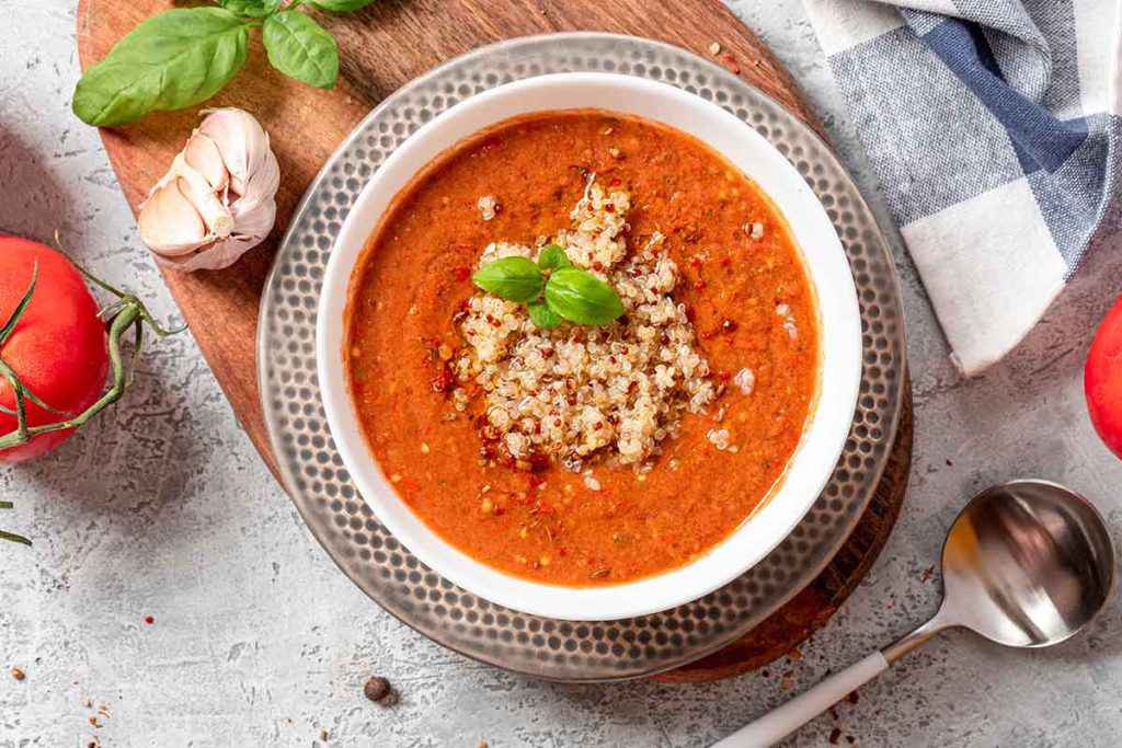 Piatto con quinoa e sugo di pomodoro