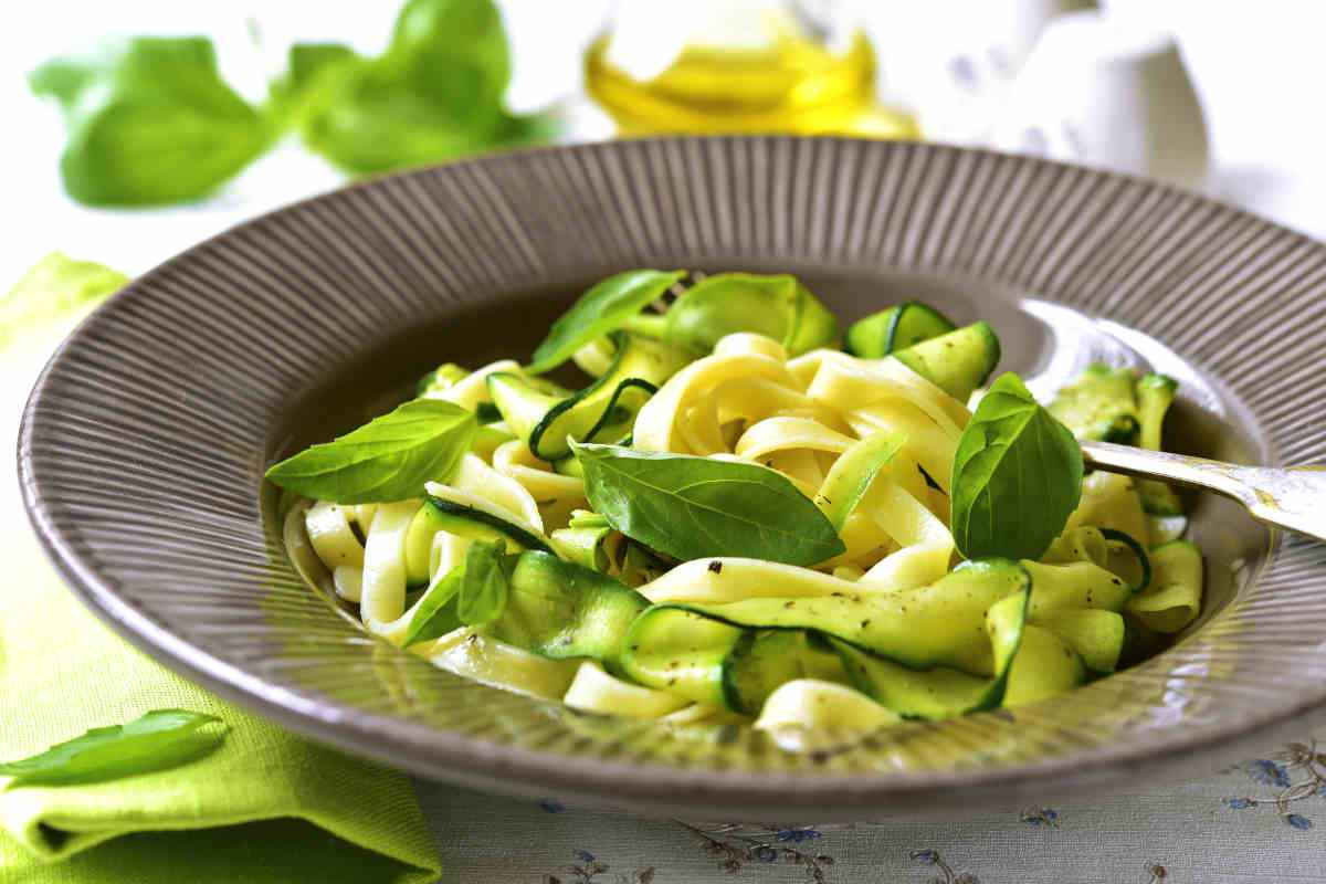 piatto grigio con porzione di tagliatelle con zucchine all'aceto balsamico