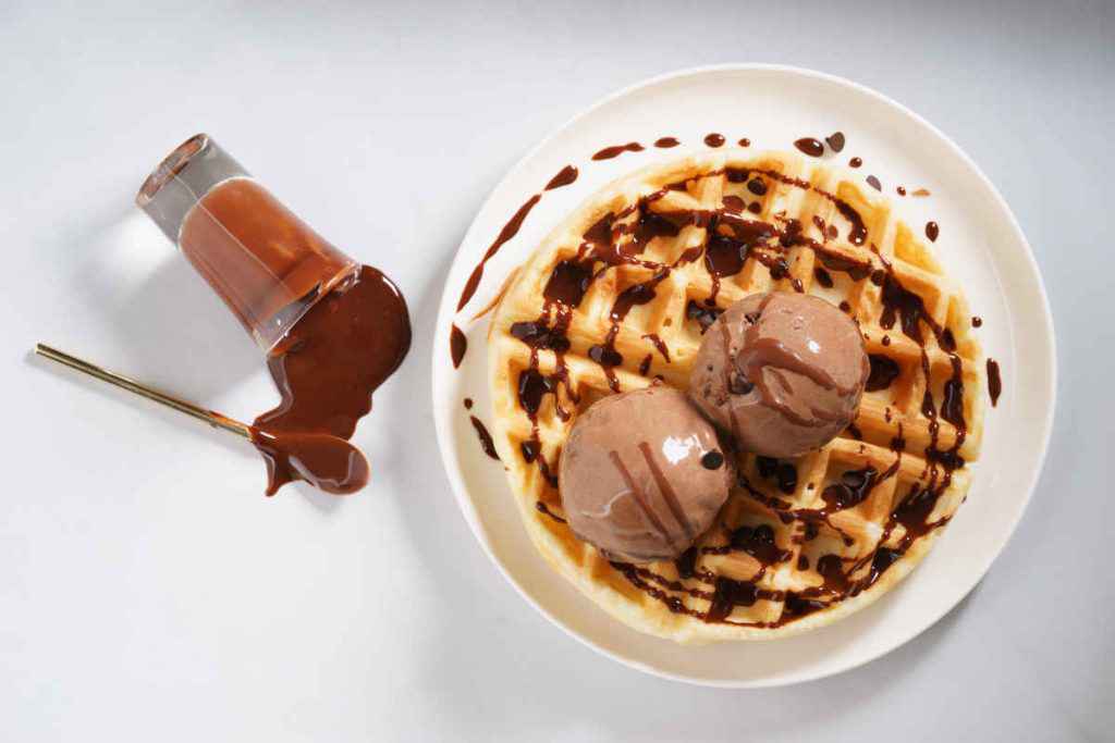 waffle con gelato alla nutella con panna e latte condensato