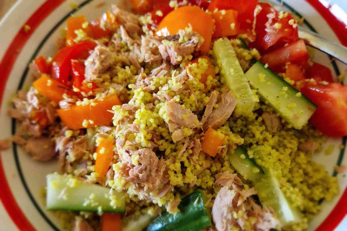 piatto con cous cous con tonno e verdure visto dall'alto