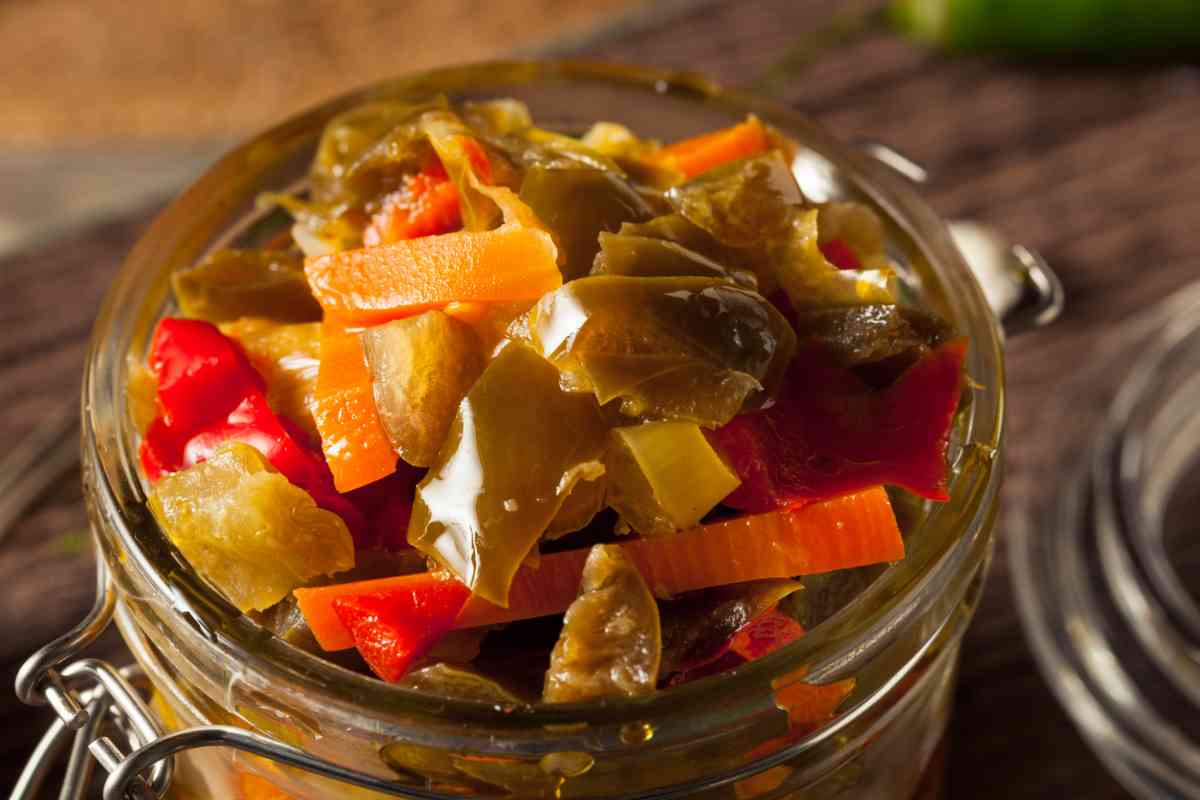 Giardiniera fatta in casa in un barattolo di vetro