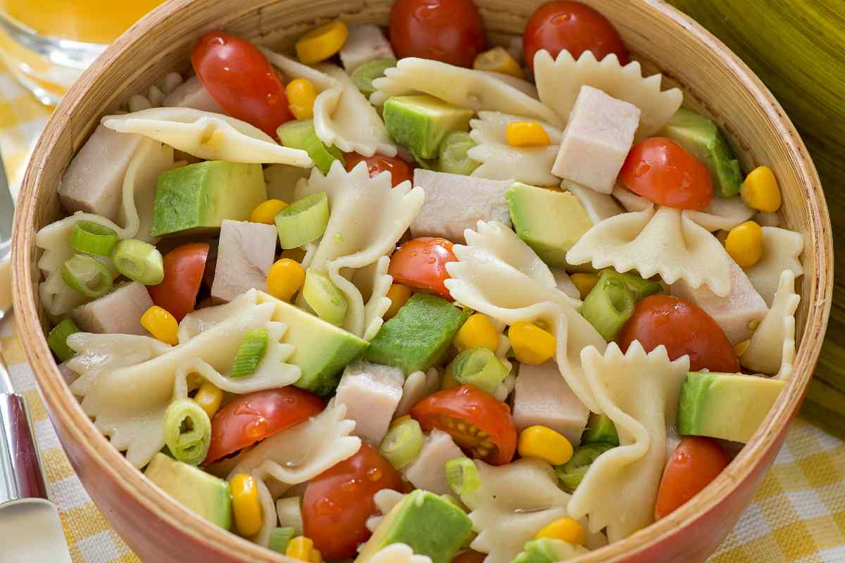 Insalata di pasta saporita in una ciotola vista da vicino
