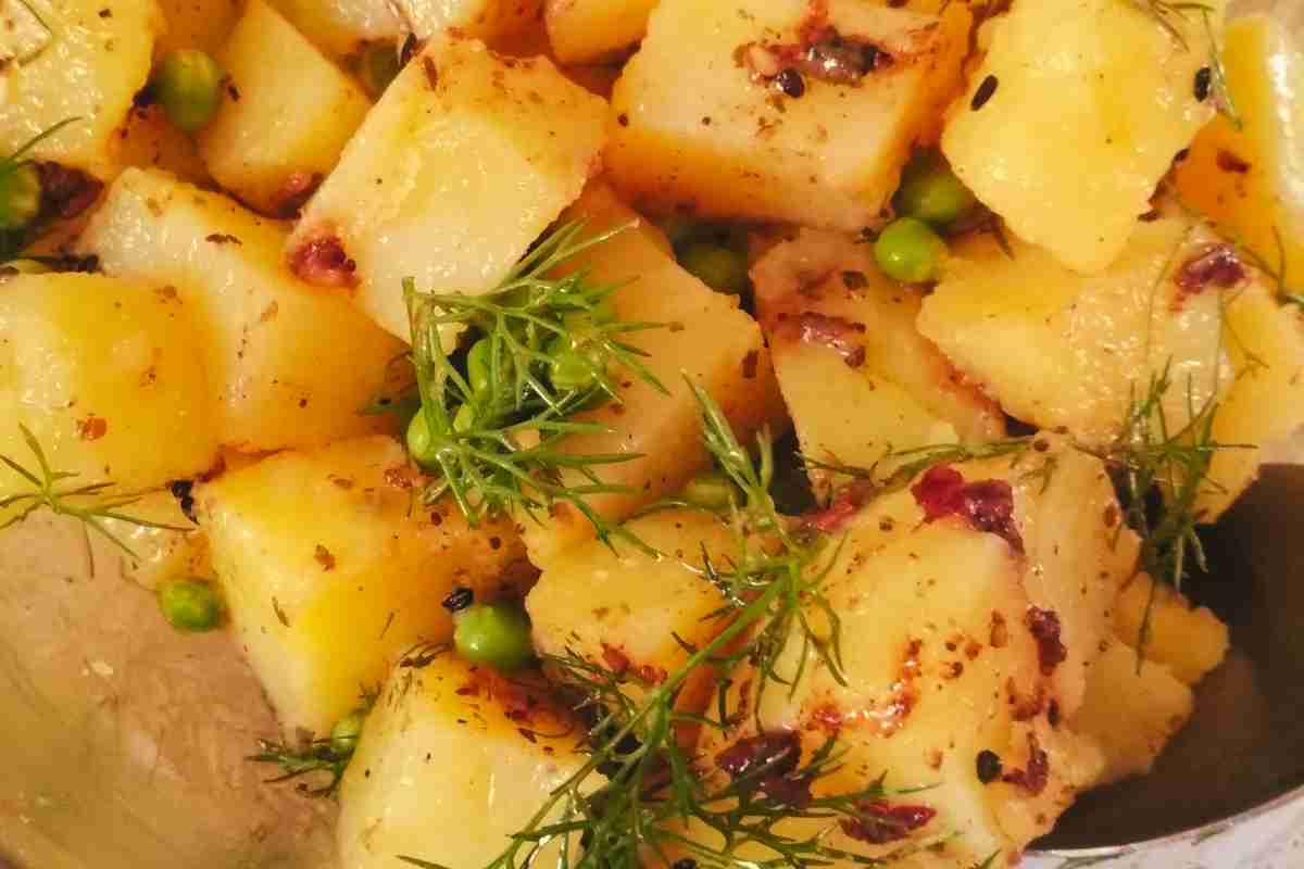Insalata di patate capperi e acciughe vista da vicino dall'alto