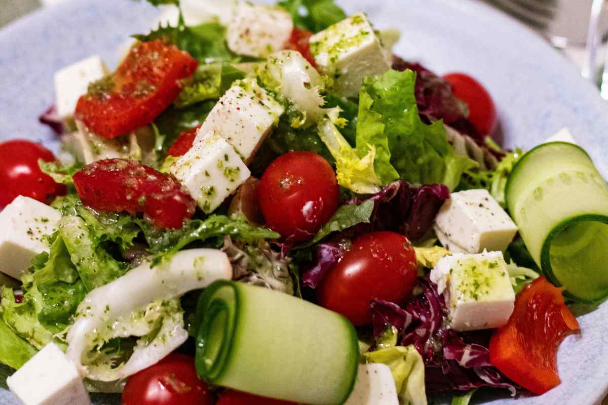 Insalata di pomodori con feta in un piatto