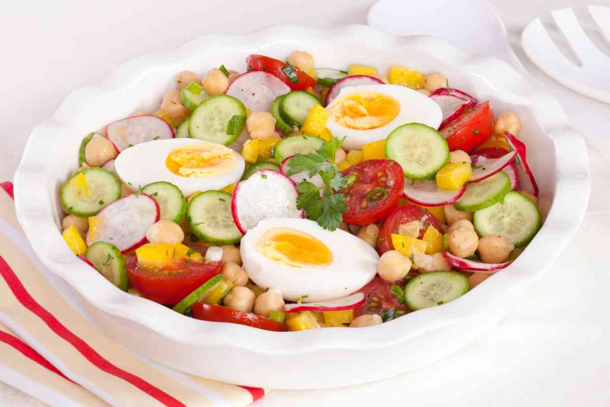 Insalata proteica ceci e uova in una ciotola