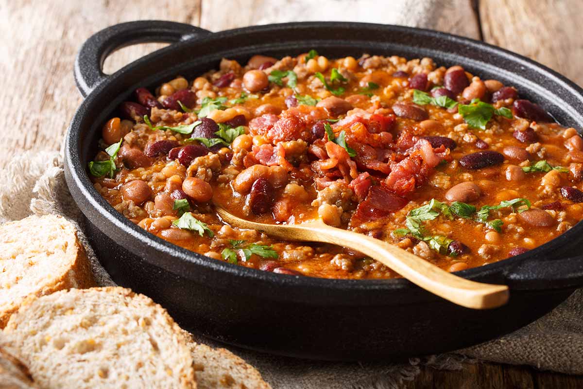 Padella nera con all'interno fagioli borlotti e pancetta