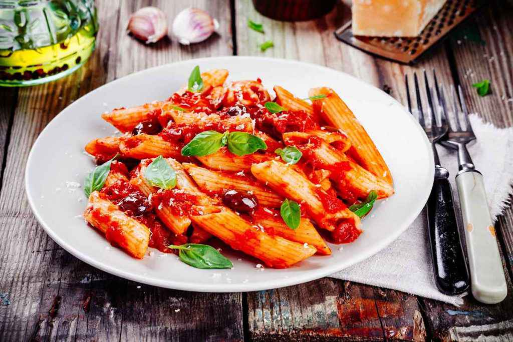 Penne con olive nere e pomodoro