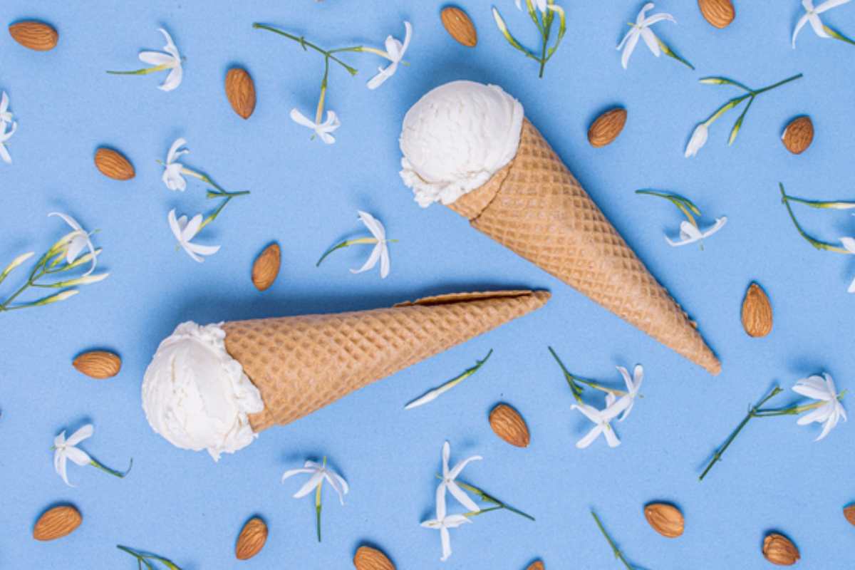 Gelato al gelsomino su cono con fiori e mandorle