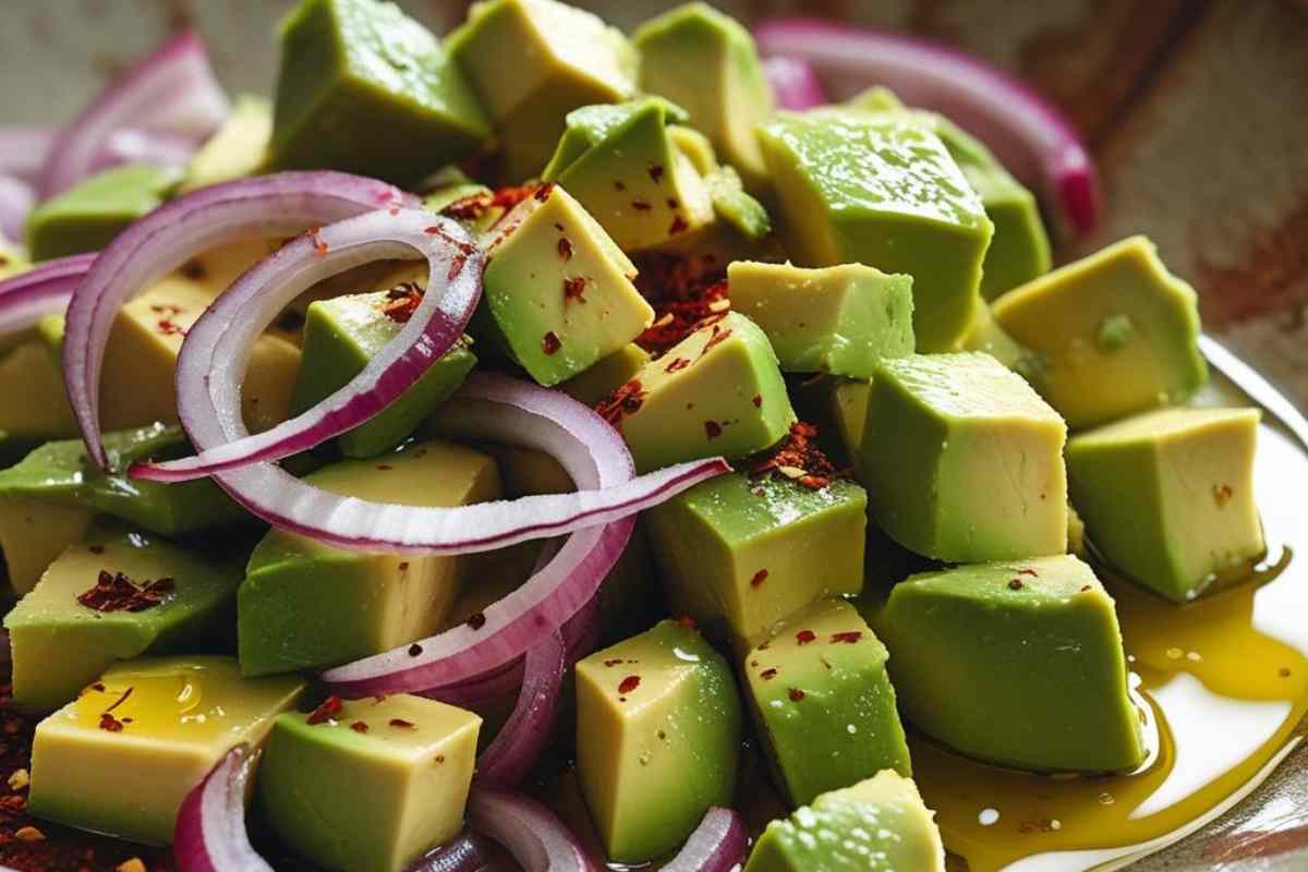 Insalata di avocado e cipolle rosse di Tropea con peperoncino