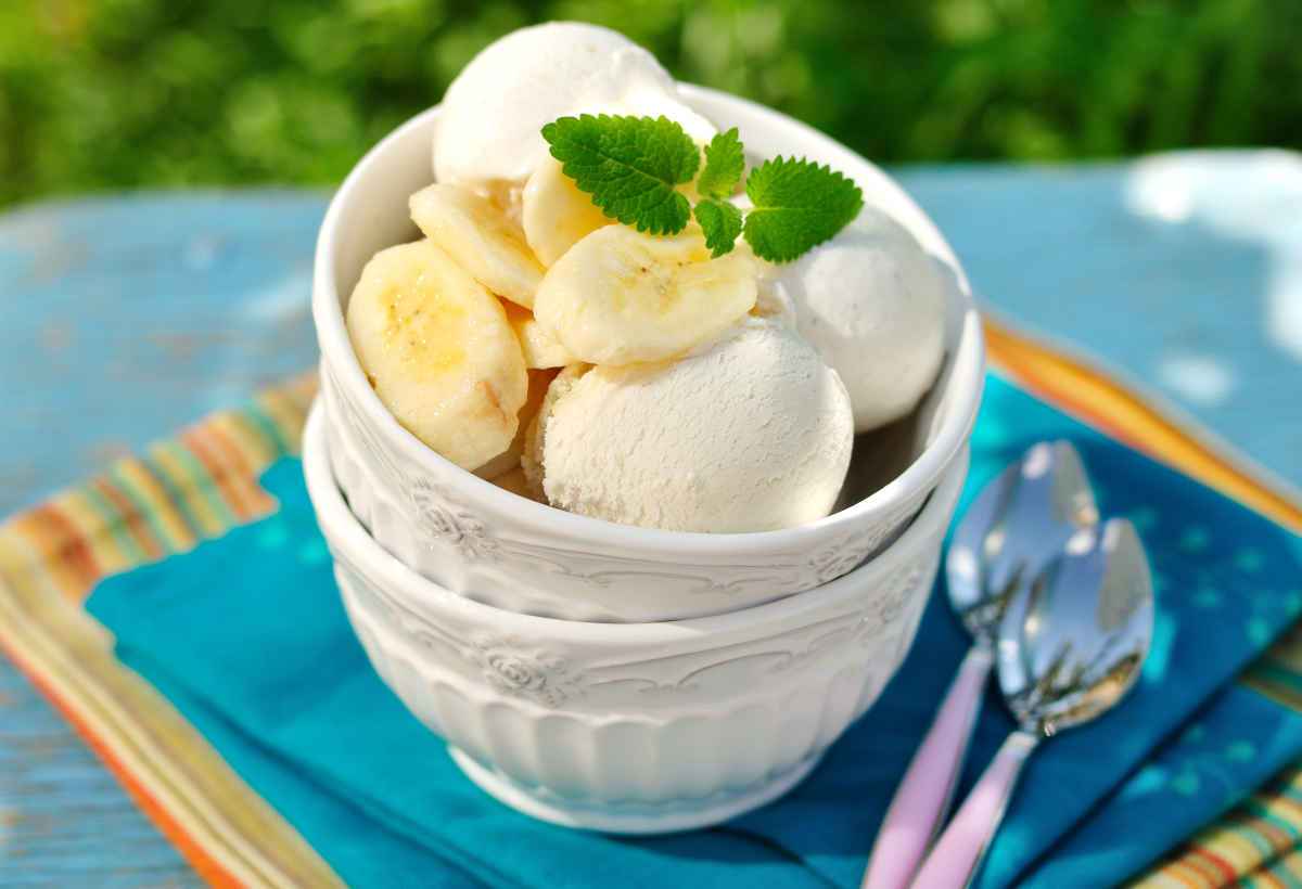 coppette con palline di gelato alla banana