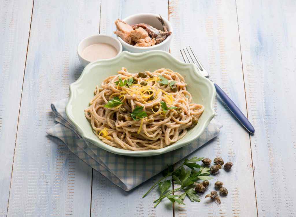 Spaghetti con tonno e capperi