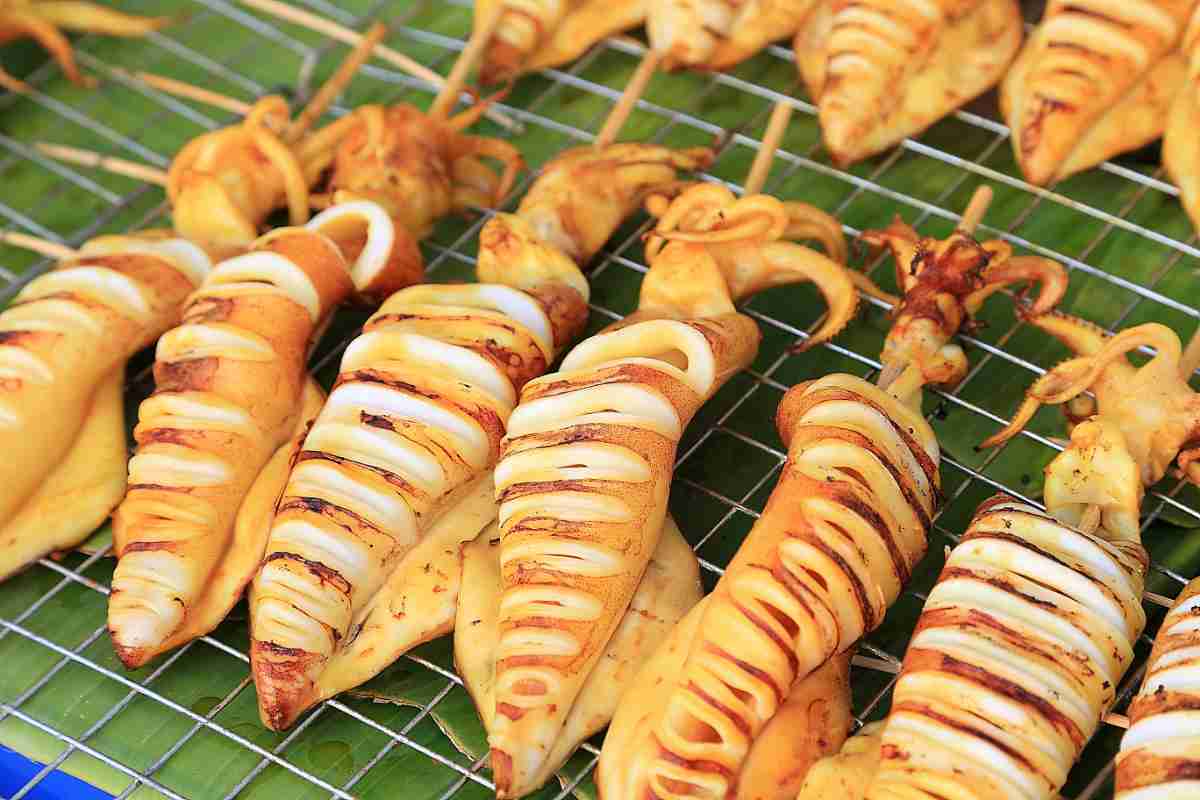 Calamari grigliati infilzati in uno spiedino sulla gratella