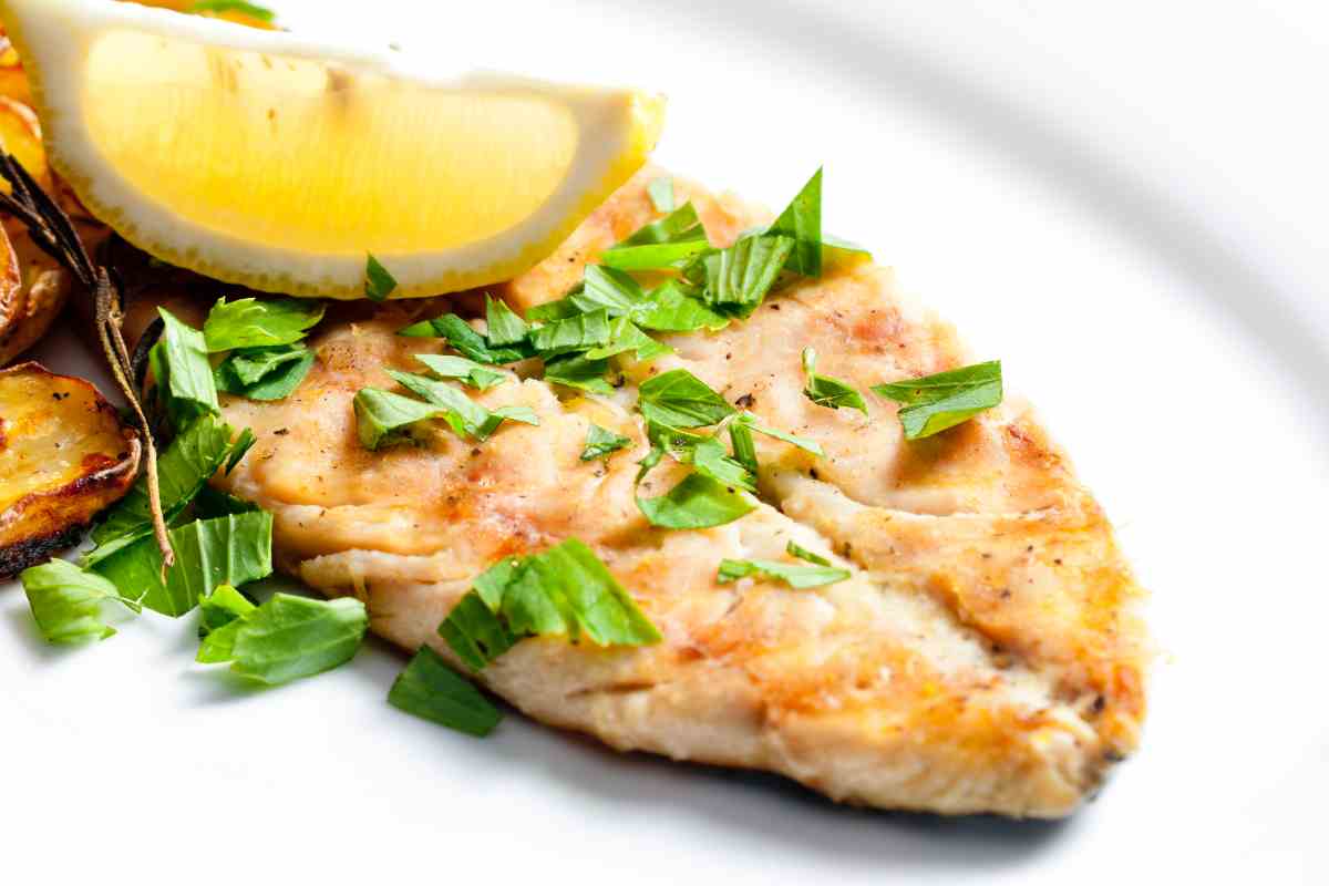 Filetti di sgombro grigliato con spicchio di limone e prezzemolo