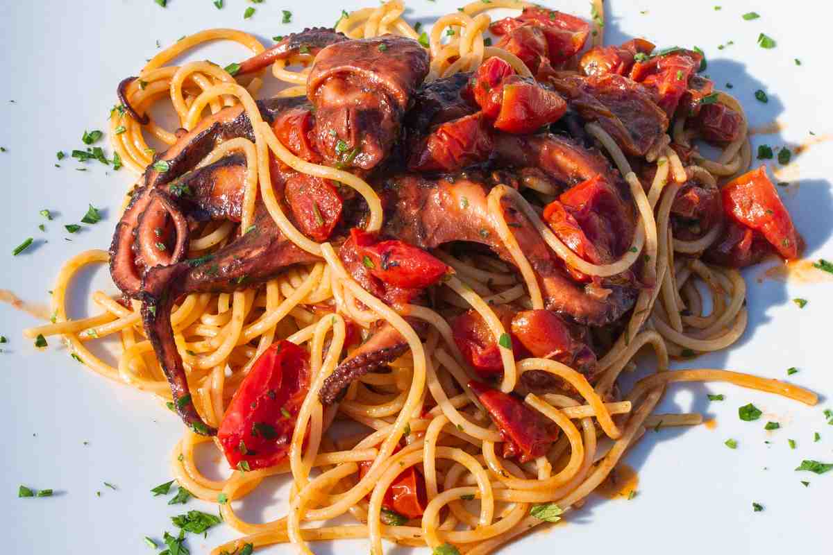 Spaghetti con il polpo in un piatto