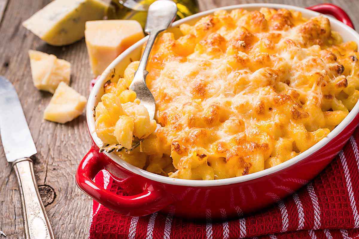 Teglia da forno con maccheroni al formaggio