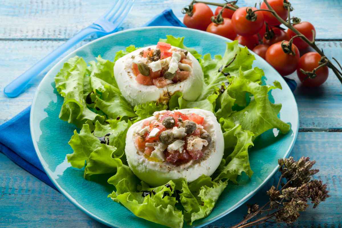 piatto con mozzarella ripiena di verdure su letto di insalata