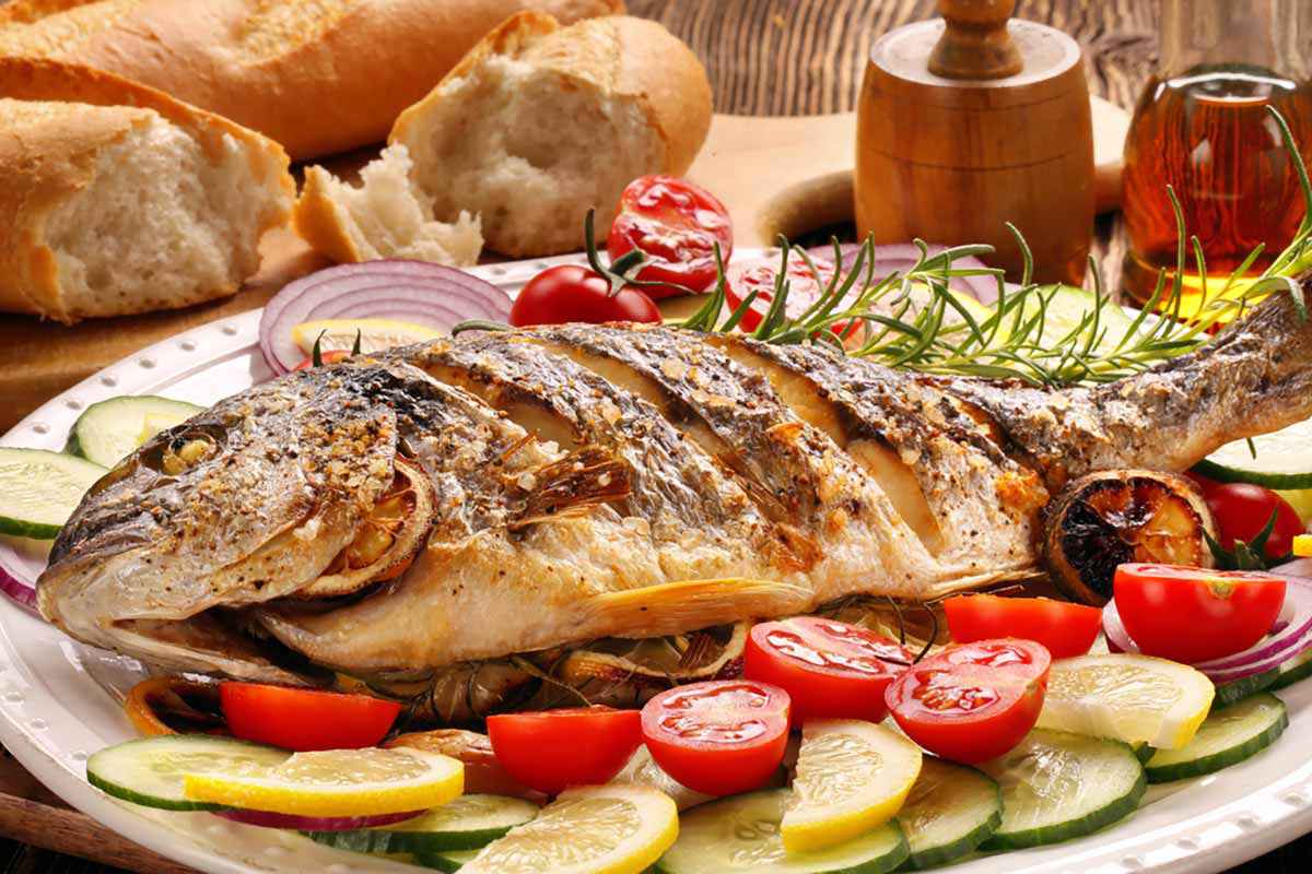 Come cucinare il pesce alla griglia: 10 ricette facili e saporite