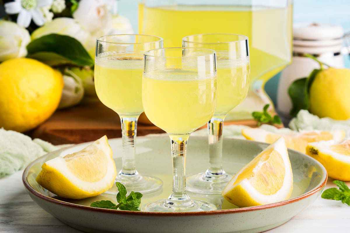 Limoncello: la ricetta originale per farlo a casa