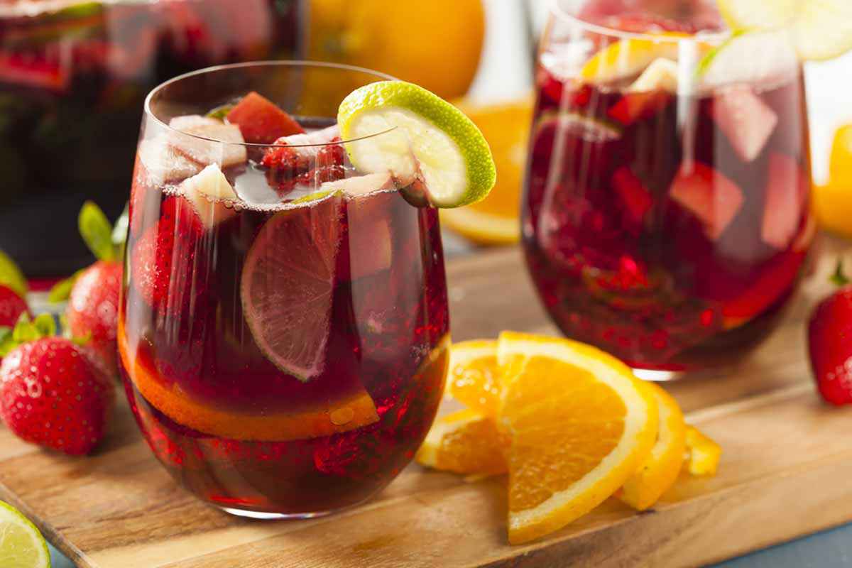 Bicchiere di sangria e frutta