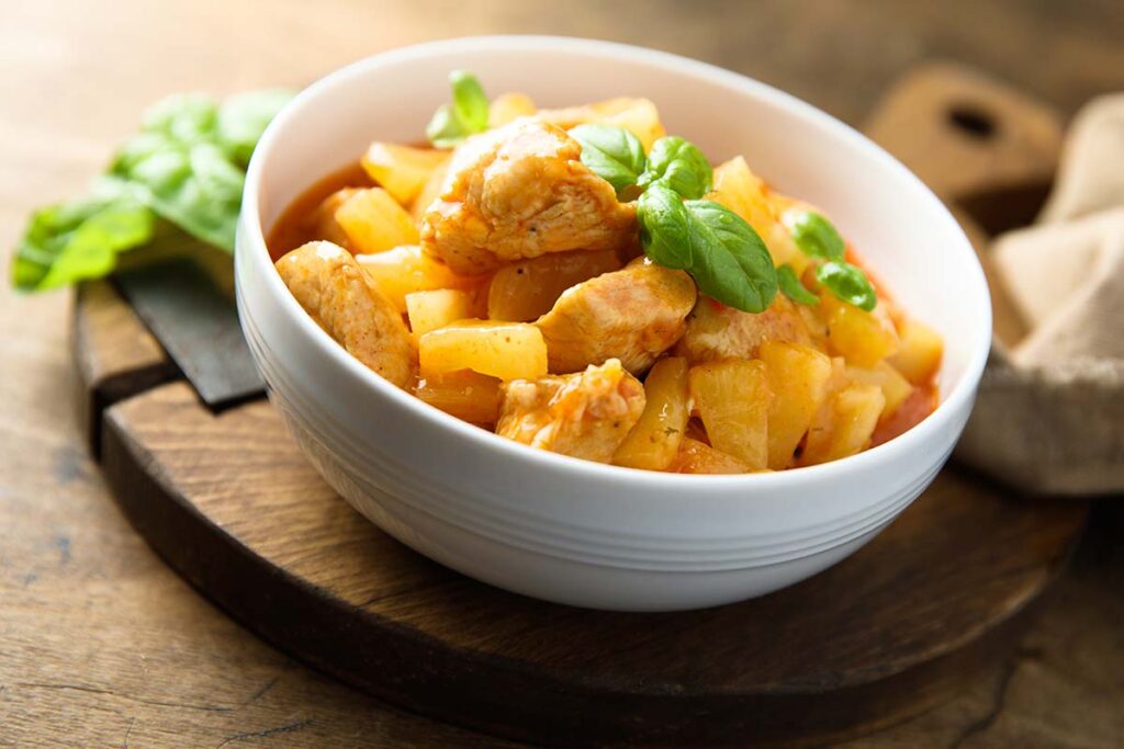 Ciotola di tacchino stufato con carote e patate