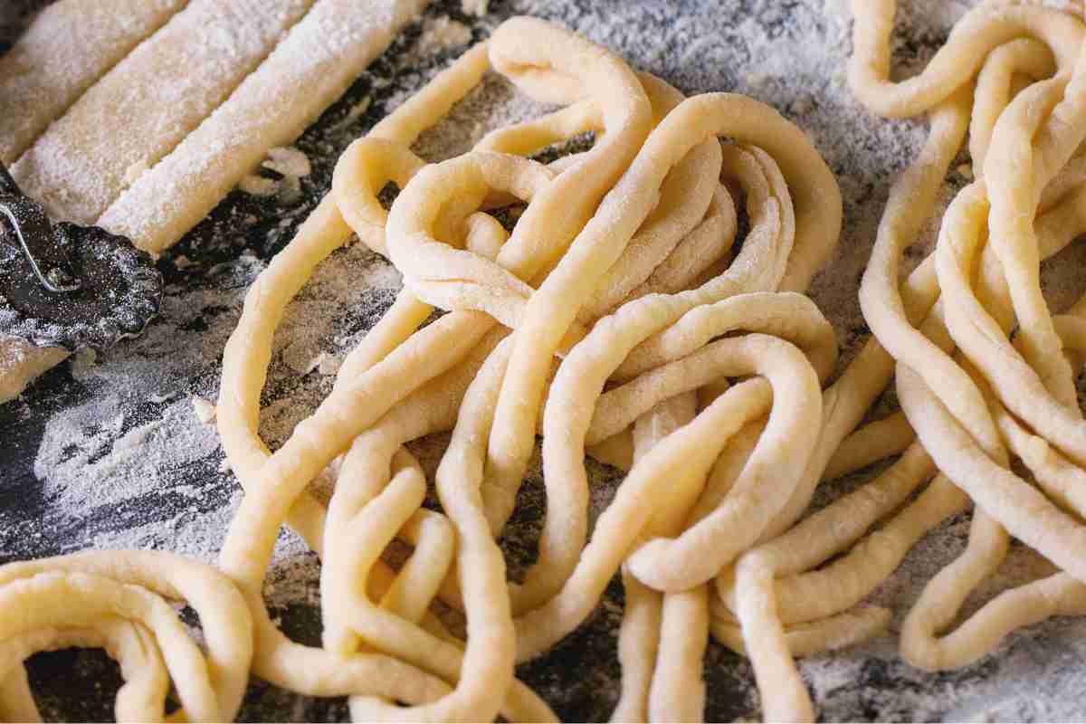 Pici toscani su una spianatoia