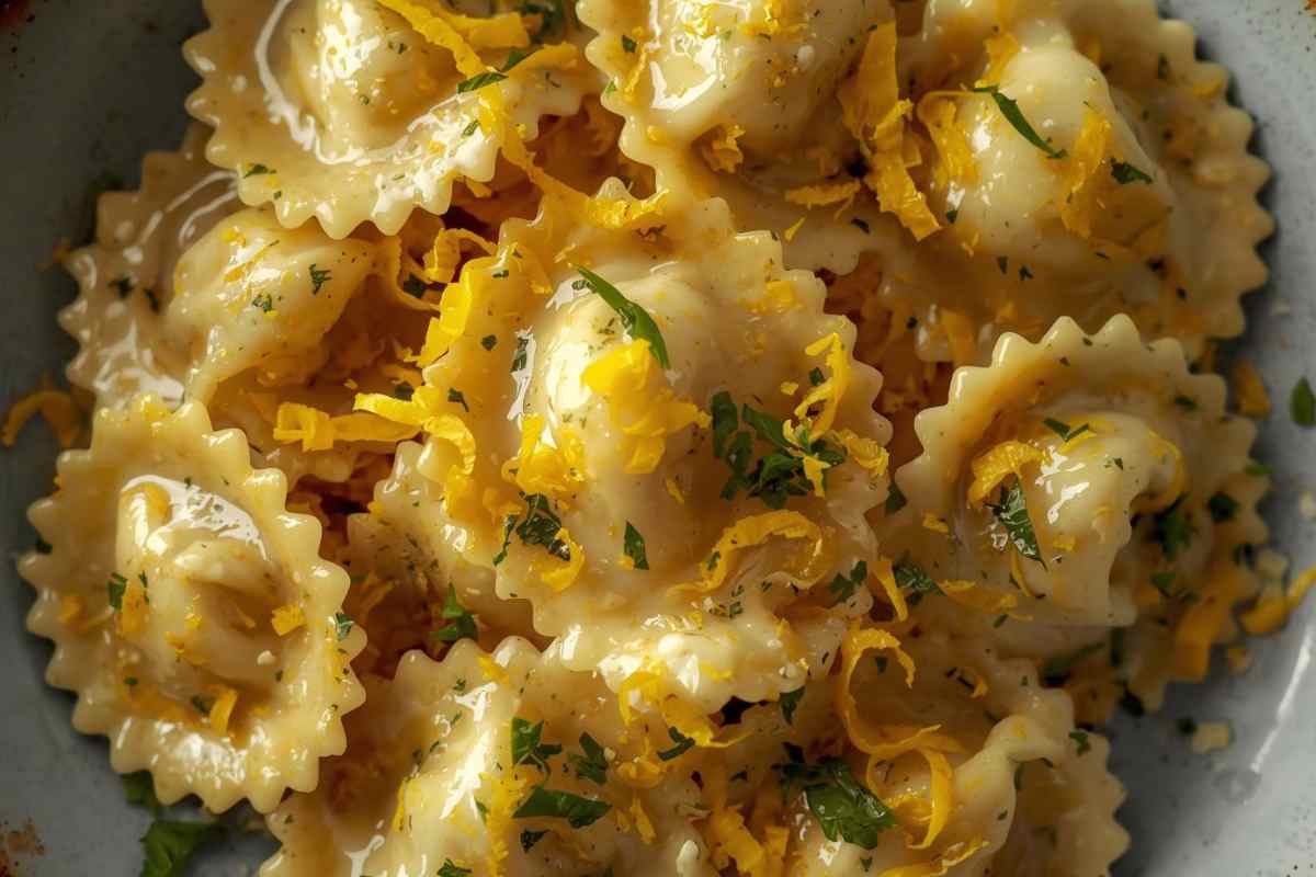 Ravioli al limone in un piatto visto dall'alto