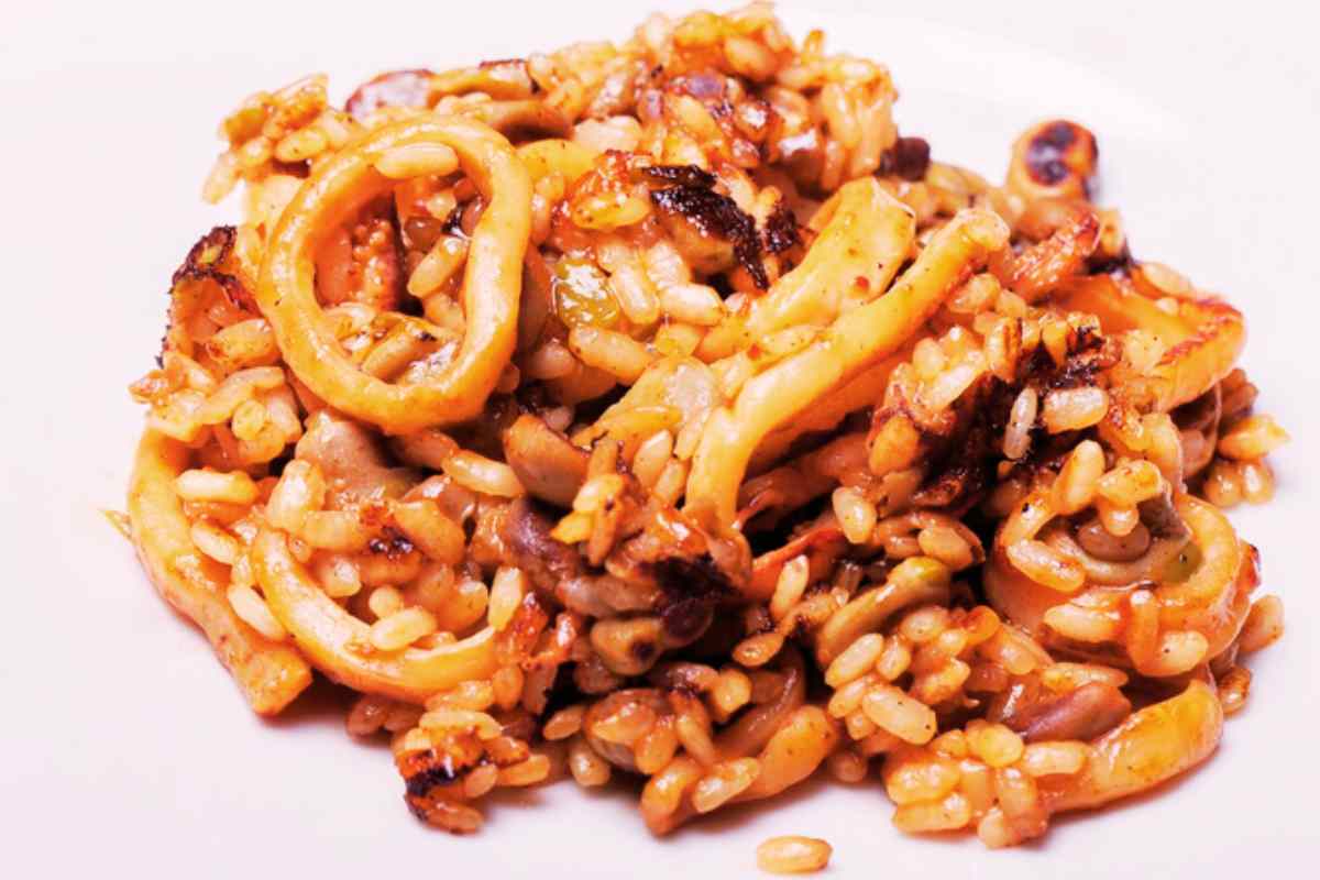 Risotto ai calamari in un piatto