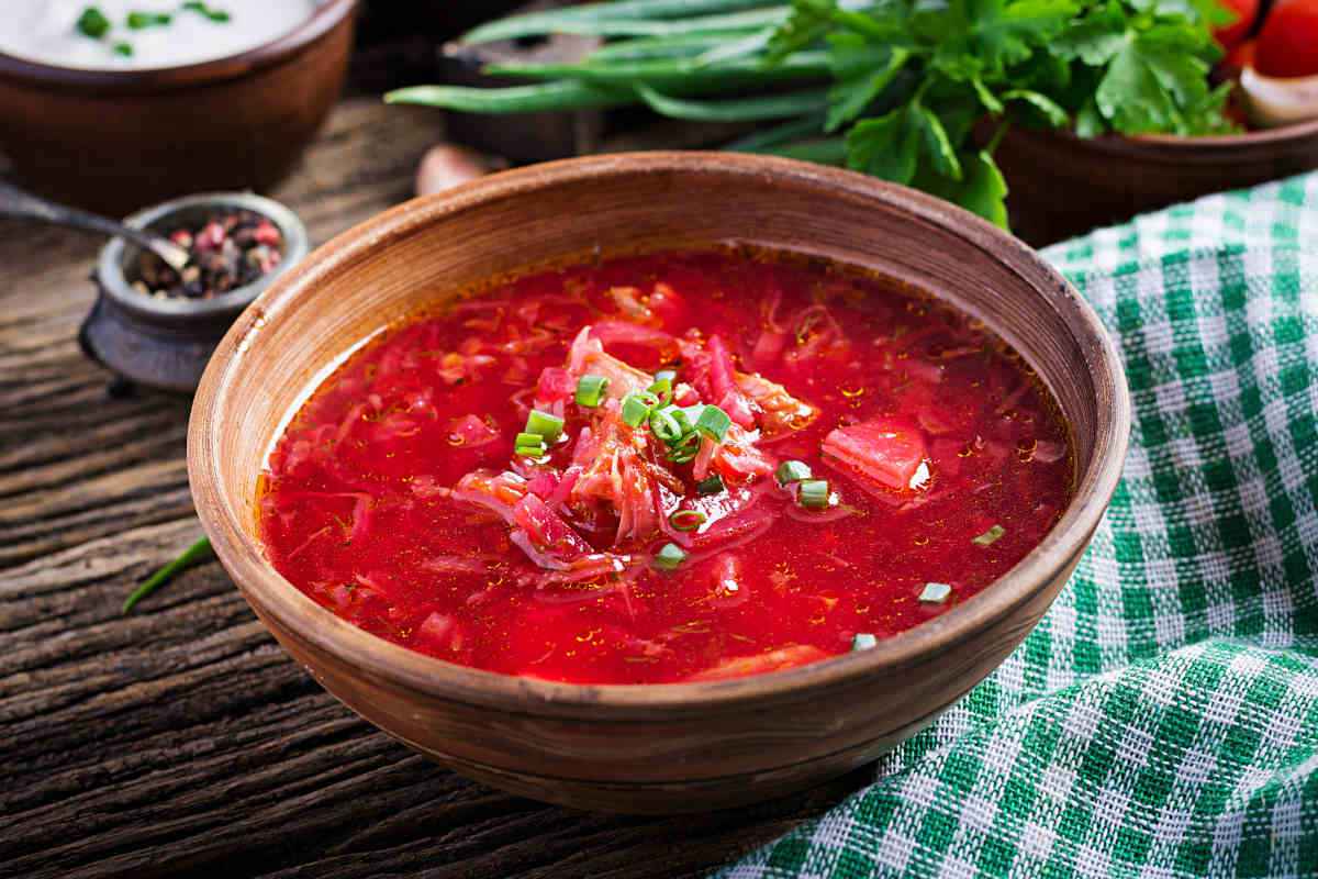 borscht ciotola con zuppa di barbabietole