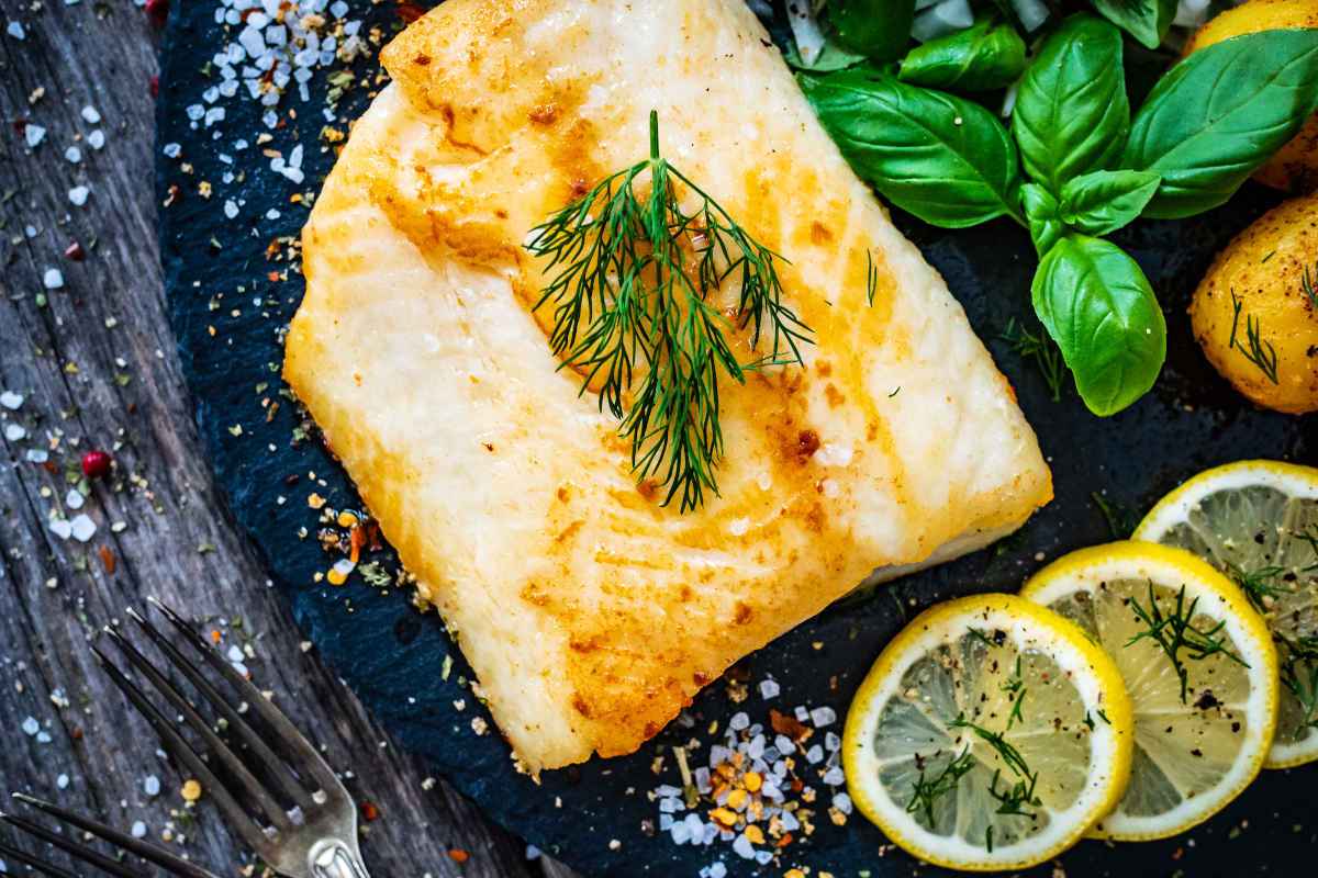 filetto di pangasio al limone su tagliere di ardesia