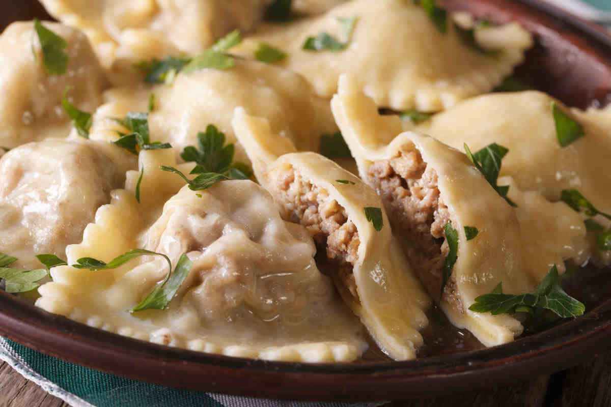 piatto di ravioli ripieni di carne